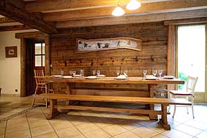 La salle  manger et sa table de ferme